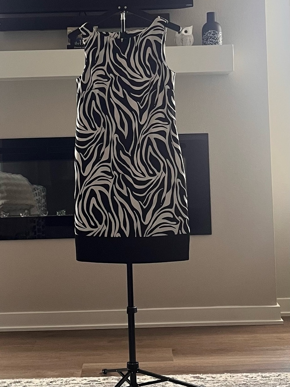 sleeveless summer dress. Size 12 
Like new. Black/White
Measurements below